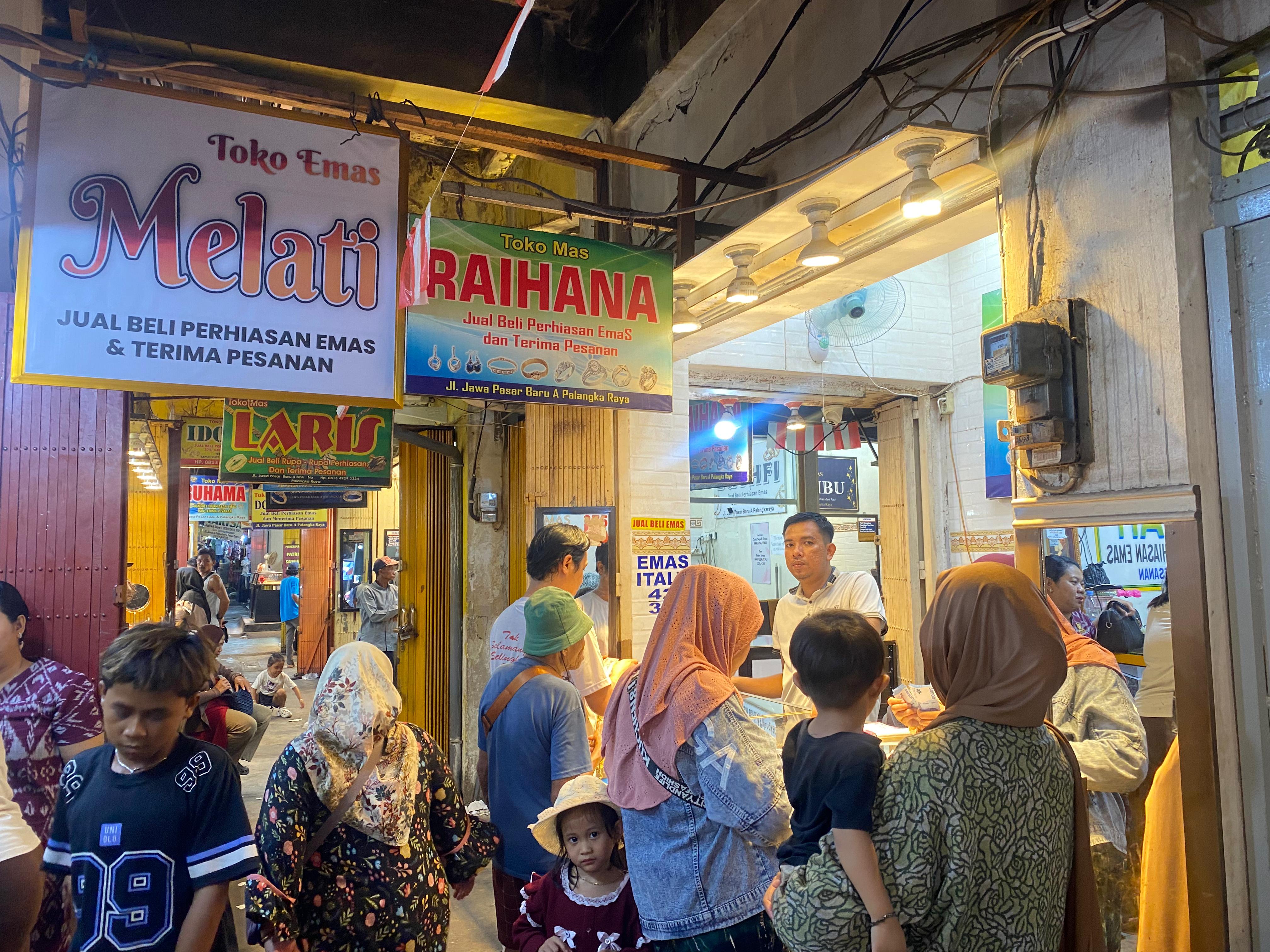 Pembeli emas sedang melihat-lihat perhiasan emas di salah satu toko emas pasar besar.SHAFA/KALTENGPOS