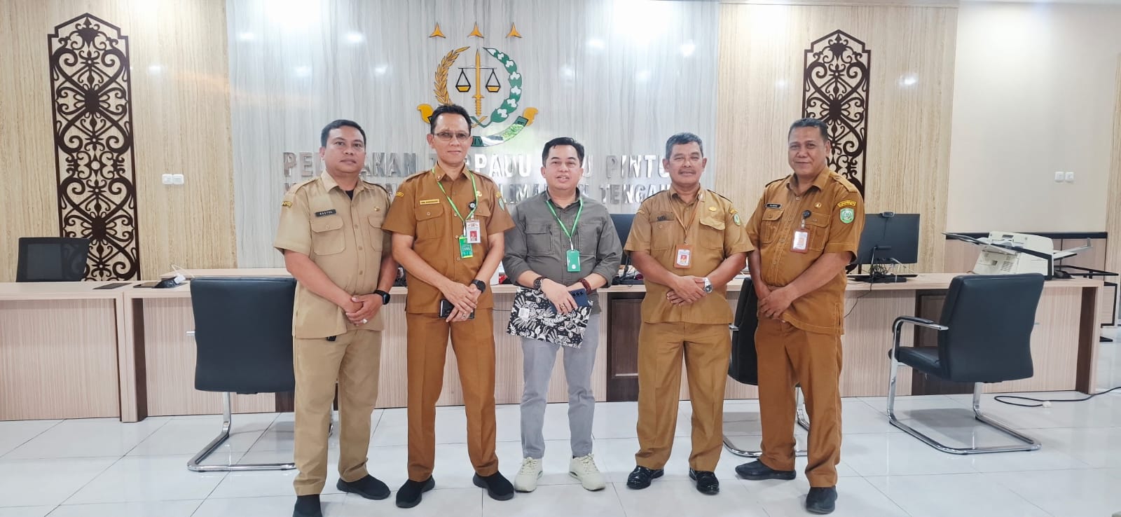 Ketua DPRD Kotim, Rimbun (tengah) bersama mantan Sekretaris DPRD Kotim Bima Eka Wardana usai pemeriksaan di Kejati Kalteng, Senin (19/1/2026)
