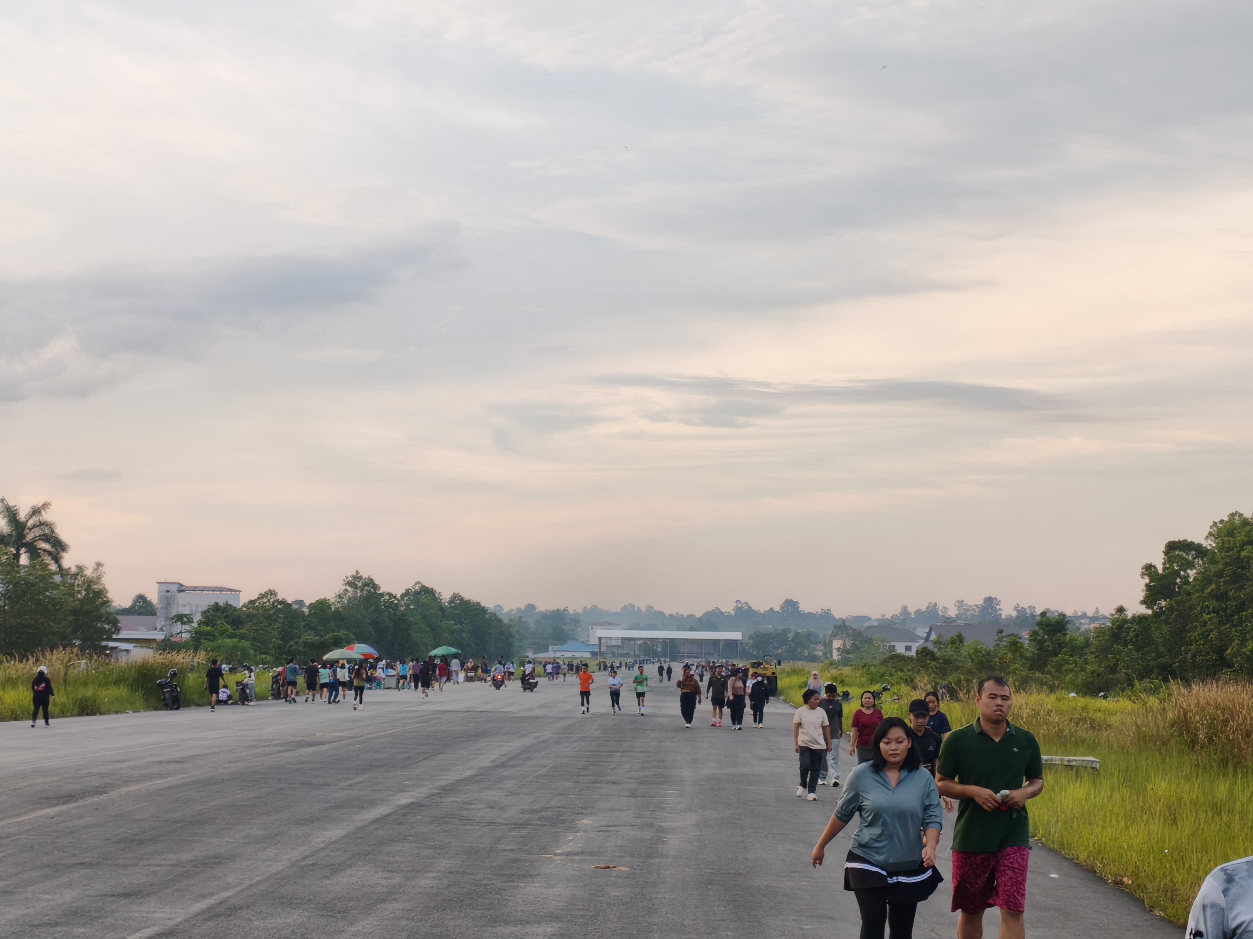 Lintasan Eks Bandara Beringin dijadikan tempat olahraga.RENO/KALTENG POS.