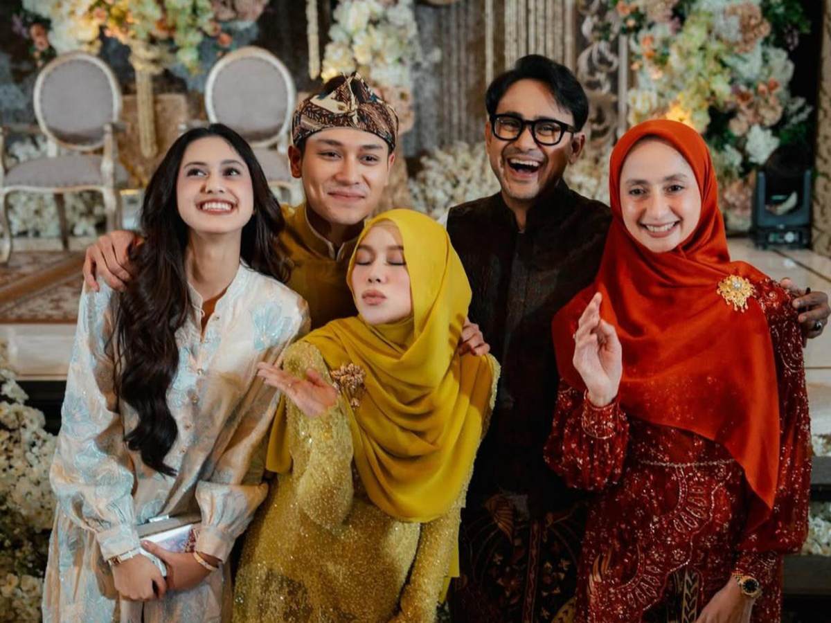 Kehadiran sahabat terdekat di acara syukuran 7 bulanan kehamilan Lesti Kejora.
