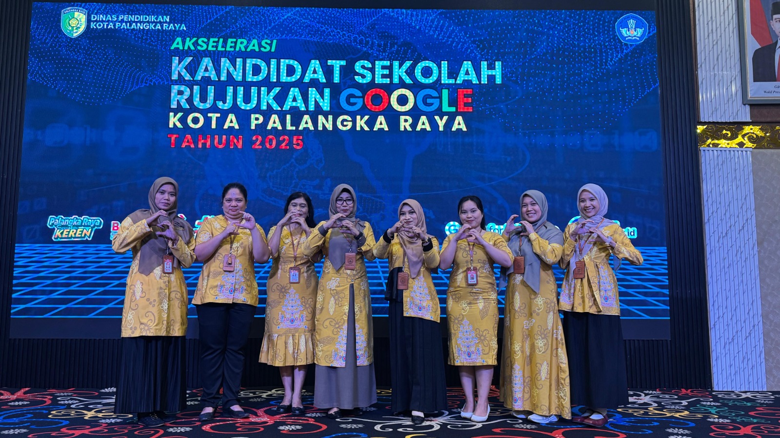 Kepala SDN 5 Menteng Sri Muliati SAg SPdI photo bersama guru SDN 5 Menteng dalam sebuah acara usai sekolah yang dipimpinnya menjadi SRG. Kamis (15/1). HUMAS DISDIK KOTA