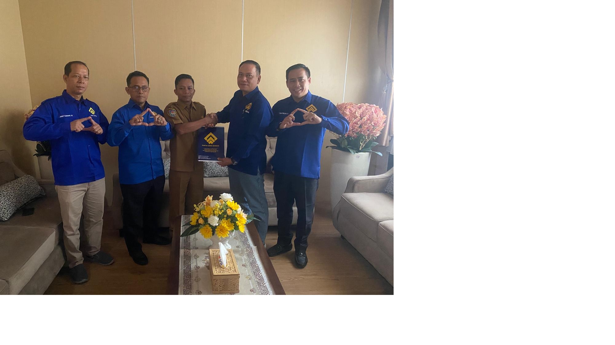 Jajaran pengurus DPW Partai Gema Bangsa Provinsi Kalimantan Tengah menyerahkan dokumen laporan keberadaan partai kepada Badan Kesatuan Bangsa dan Politik (Kesbangpol) Provinsi Kalteng