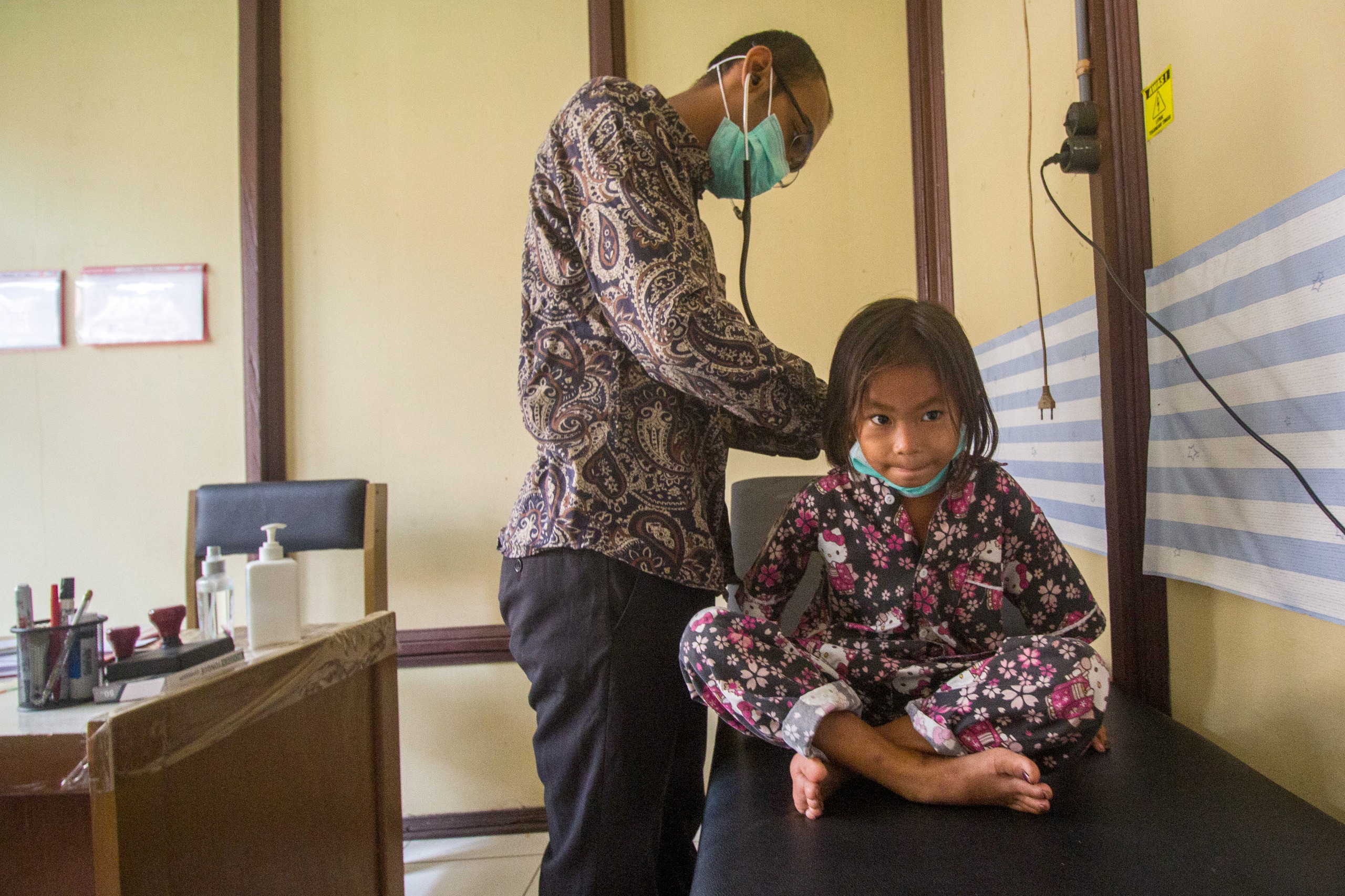 Petugas medis di pinggiran kota.DOK AGUS PRAMONO/KALTENGPOS.JAWAPOS.COM