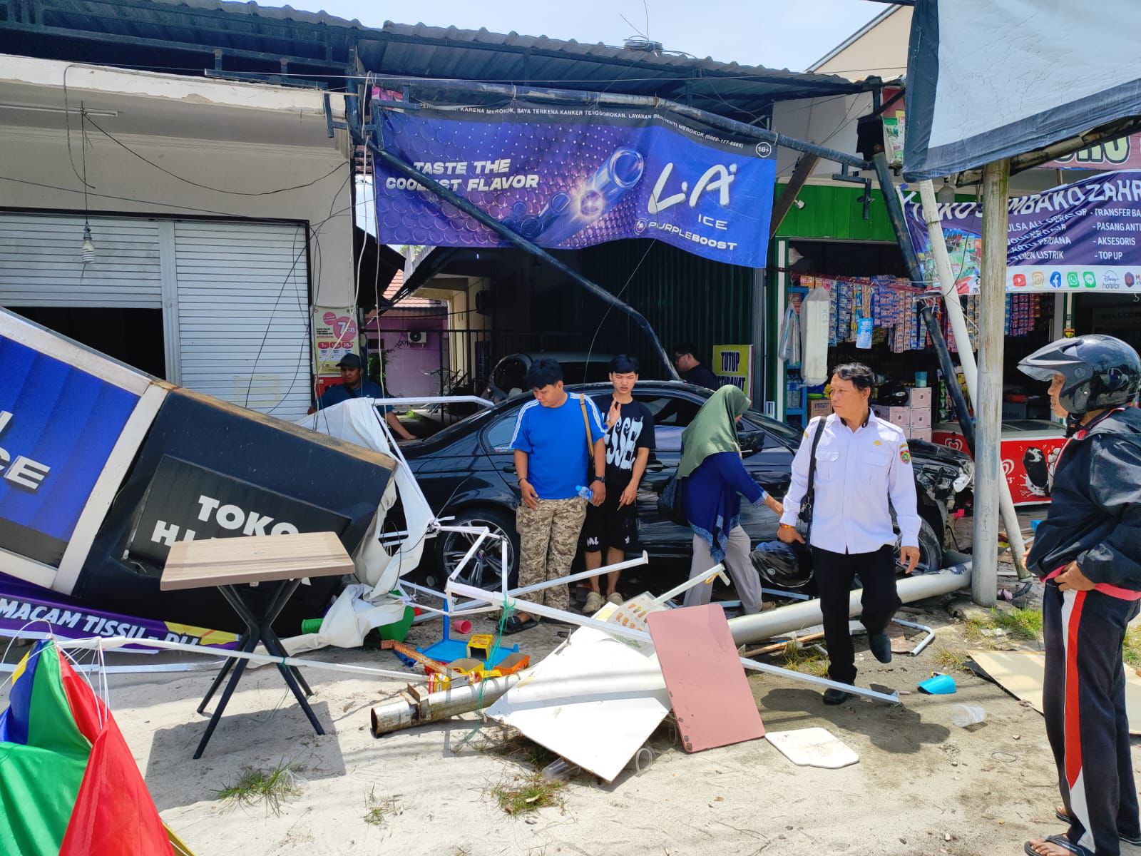 Mobil BMW tabrak warung di Jalan Yos Sudarso.RIFQI/KALTENG POS