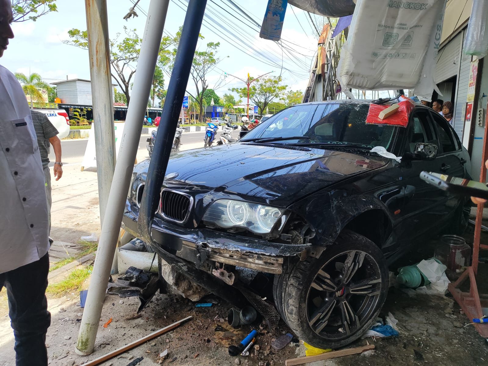 Mobil BMW tabrak warung di Jalan Yos Sudarso