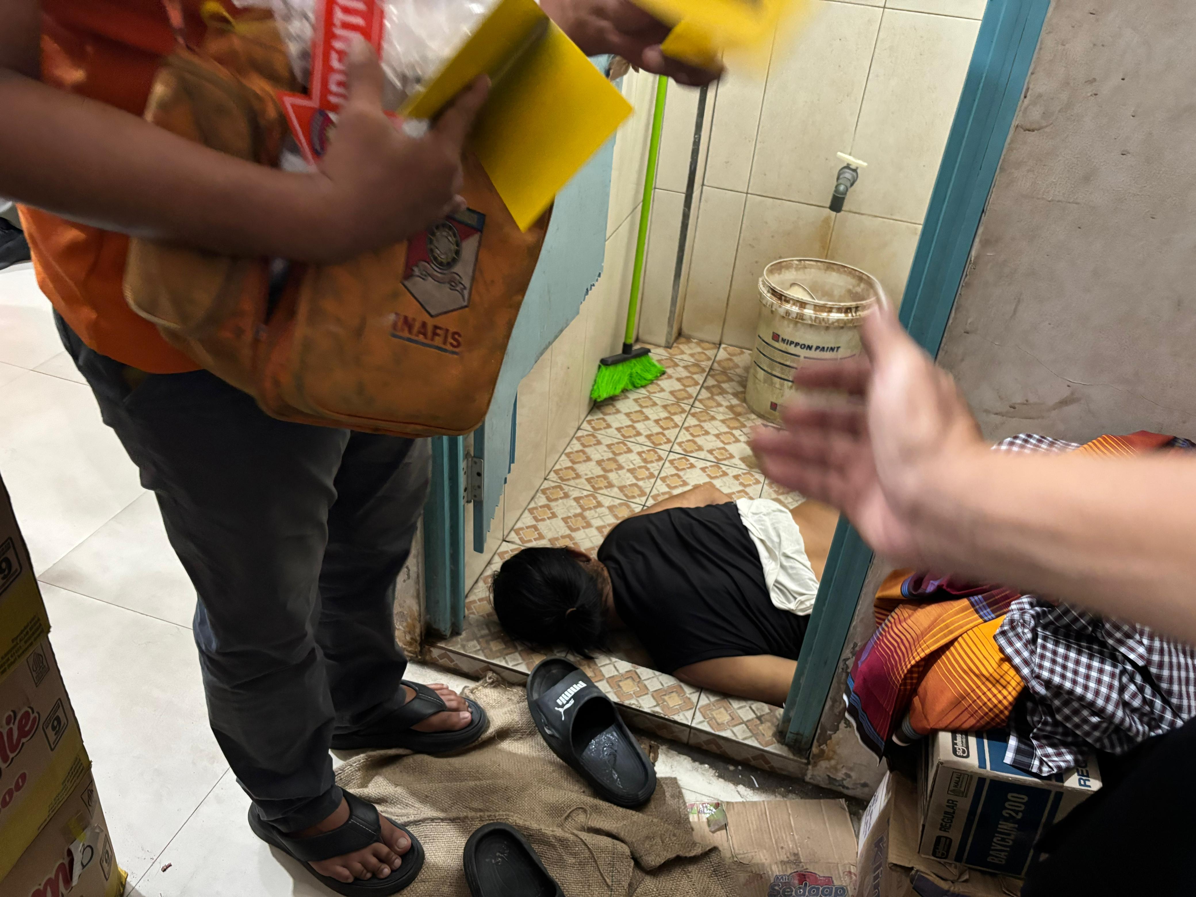 Sopir pengantar barang meninggal di WC diduga sakit.RIFQI/KALTENG POS
