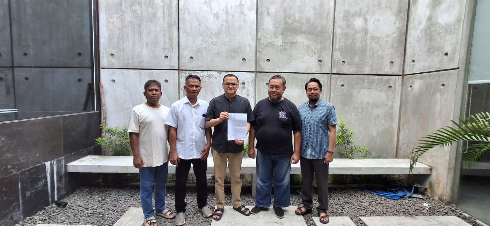 Ketua Umum DPW ALFI/ILFA Kalteng Marayanto D. Pohan, bersama Sekretaris Umum ALFI Kalteng Budi Hariono, dan pengurus usai menyatakan sikap.