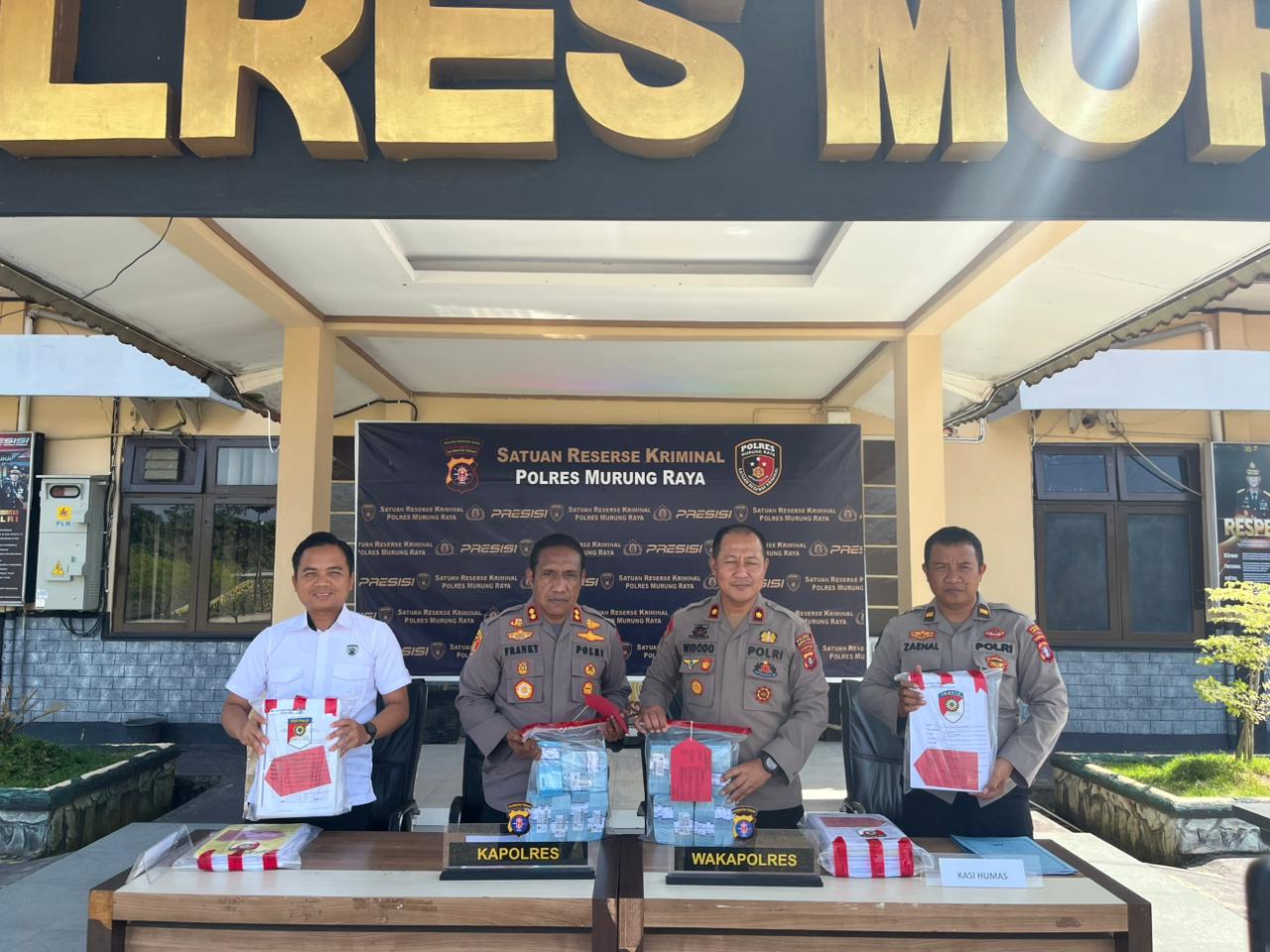Kapolres Mura, AKBP Franky M. Monathen memimpin rilis dugaan korupsi dana desa.HUMAS
