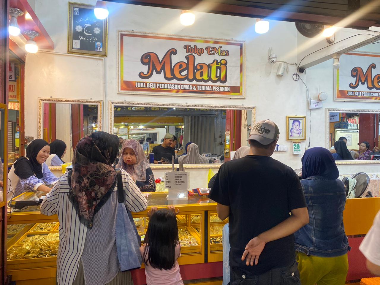 Pedagang emas sedang melayani pembeli di kawasan pasar besar, Rabu (21/1/2026). SHAFA KAMILA/KALTENG POS