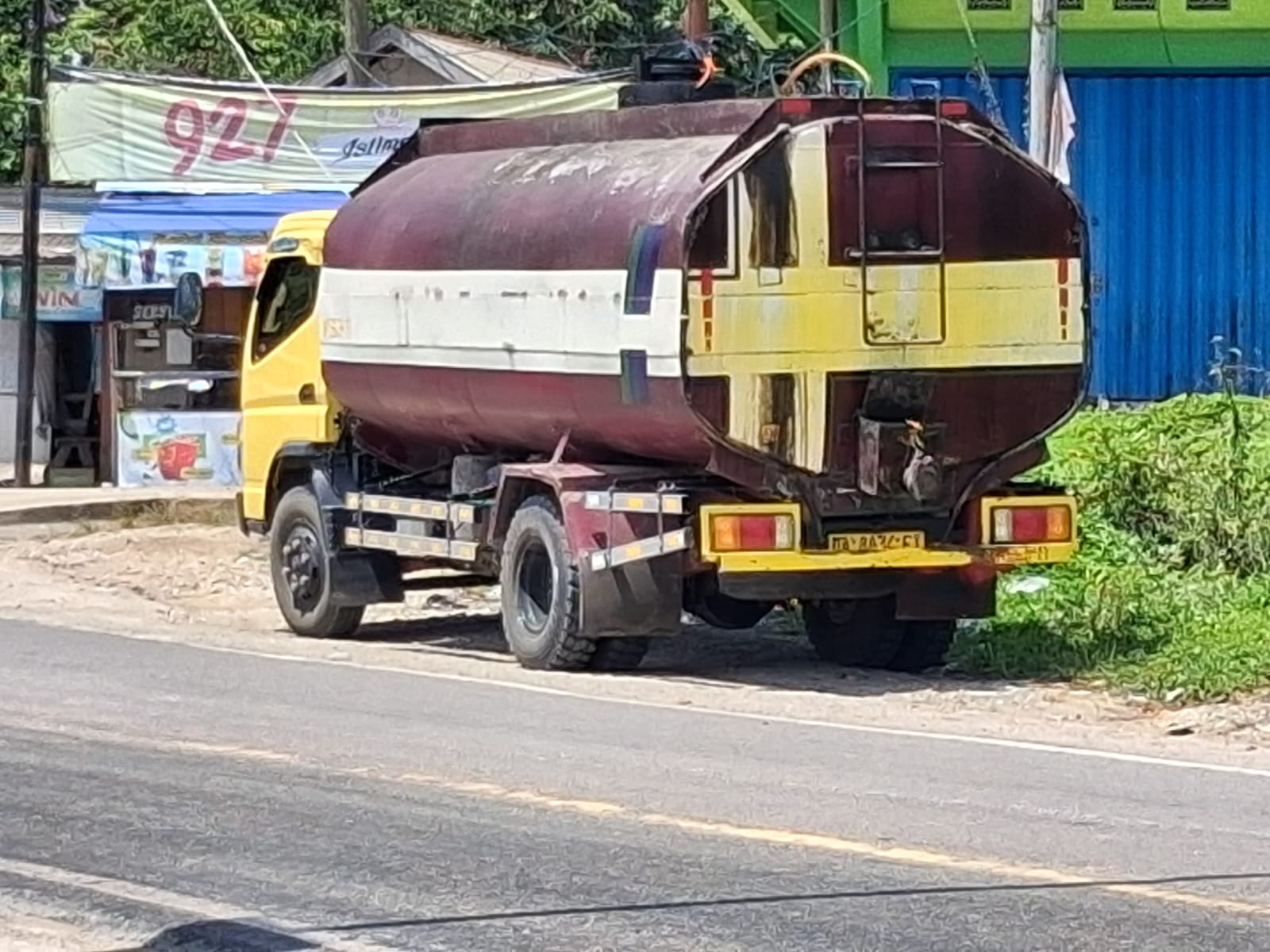 Truk muat minya sawit bocor di Muara Teweh.RENO/KALTENG POS