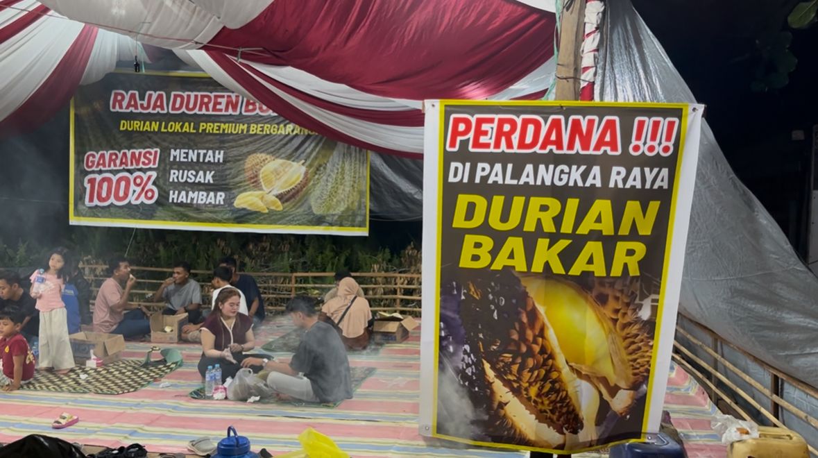 Eko, karyawan Raja Duren Borneo membakar durian Susu. RIFQI/KALTENG POS