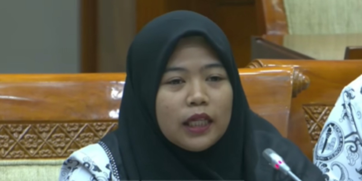 Guru SD di Muaro Jambi, Tri Wulansari menuturkan terkait kasus pelaporan terhadap dirinya ke polisi usai sempat merazia rambut siswa di sekolah. (YouTube.com / TVR Parlemen