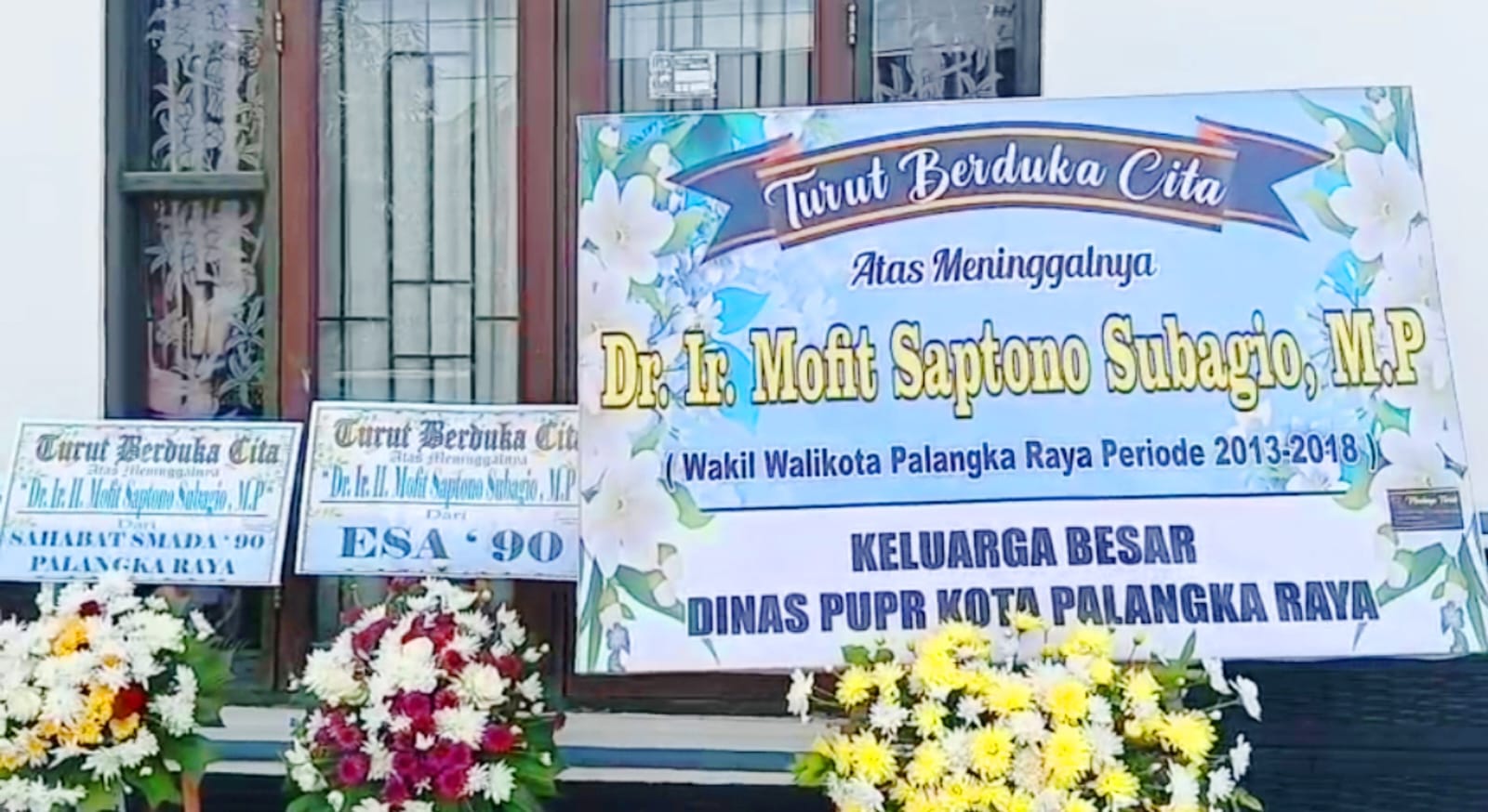 Karangan bunga di rumah duka Mofit Saptono