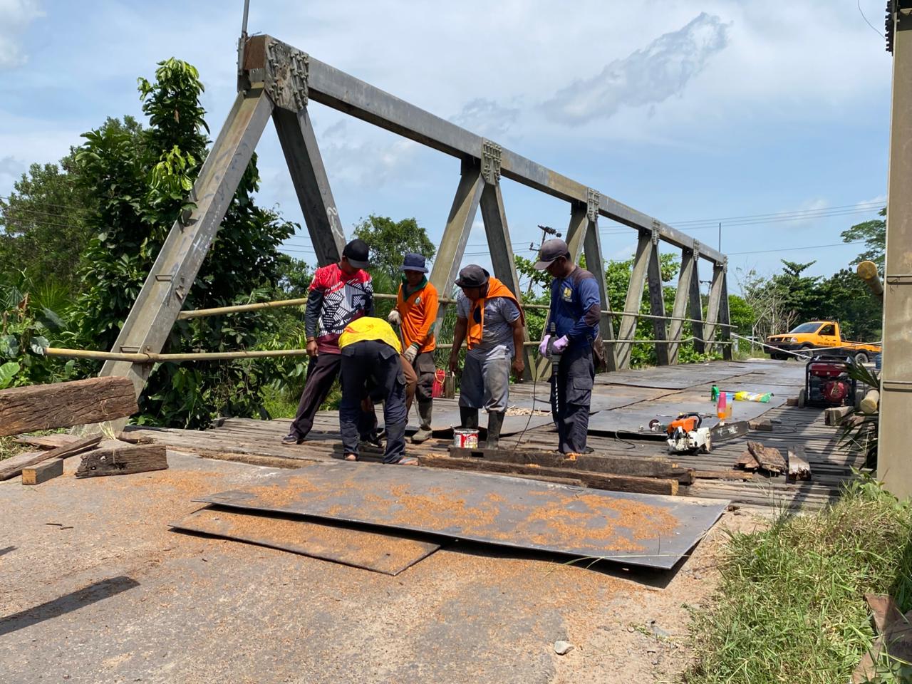 Proses perbaikan Jembatan di Jalan Kapten Mulyono.MIFTAH/KALTENGPOS.JAWAPOS.COM