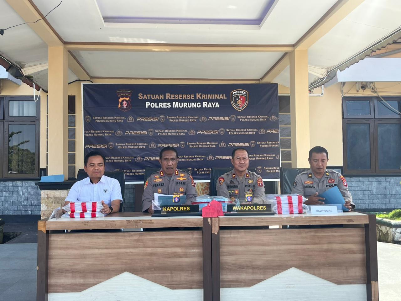 Kapolres Mura, AKBP Franky M. Monathen memimpin rilis dugaan korupsi dana desa.HUMAS