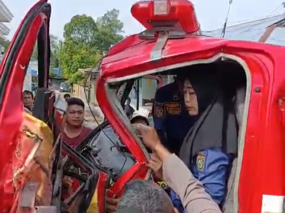Mobil Damkar Kabupaten Barsel mengalami kecelakaan di Jalan H Indar saat menuju lokasi kebakaran.