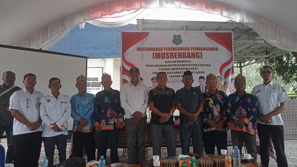 Anggota DPRD Kapuas Sutarno (empat dari kanan) saat Musrenbang Kecamatan Bataguh.