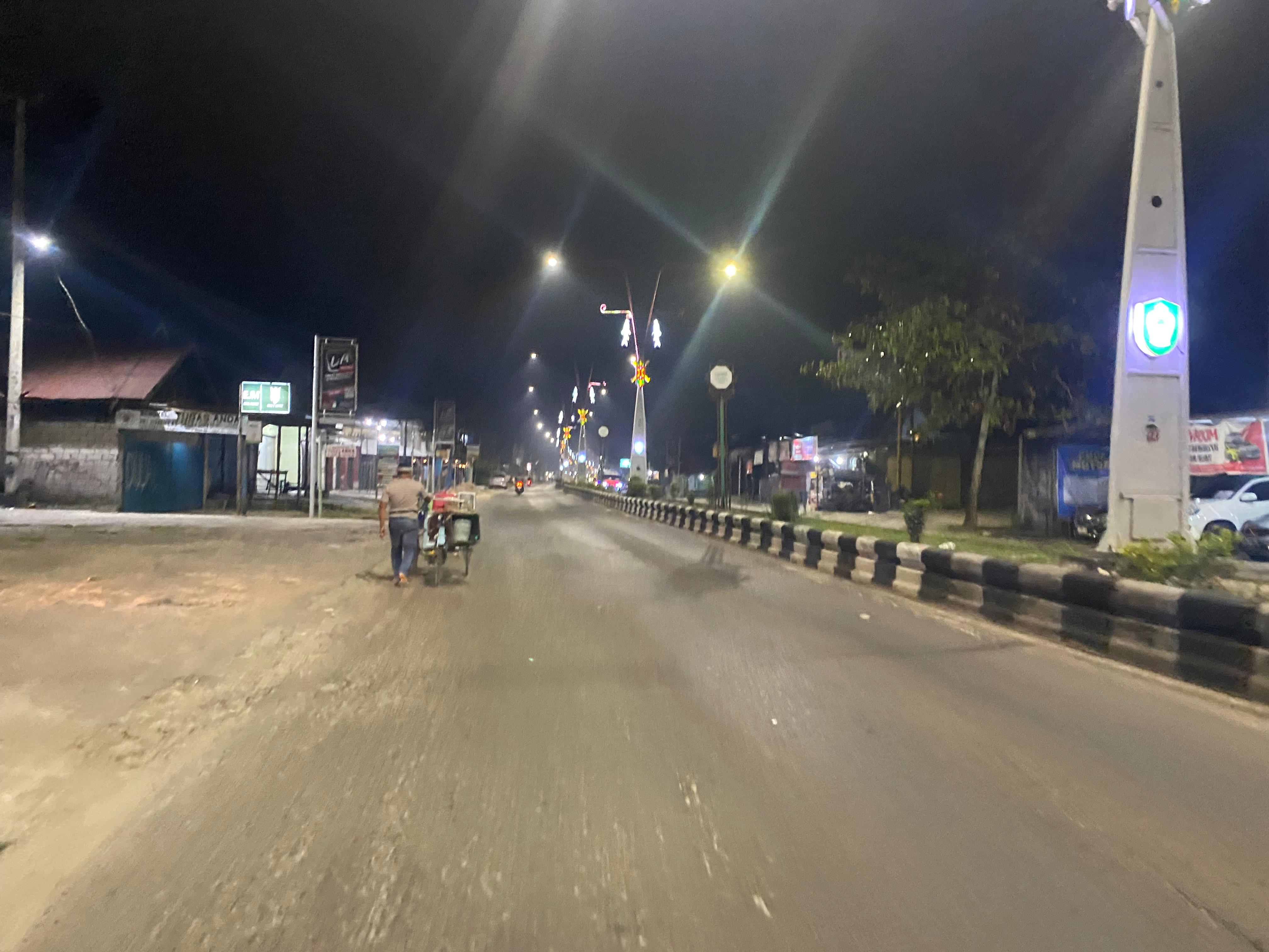 Kabut asap tipis di Kota Sampit pada Jumat malam.MIFTAH/KALTENGPOS.JAWAPOS.COM
