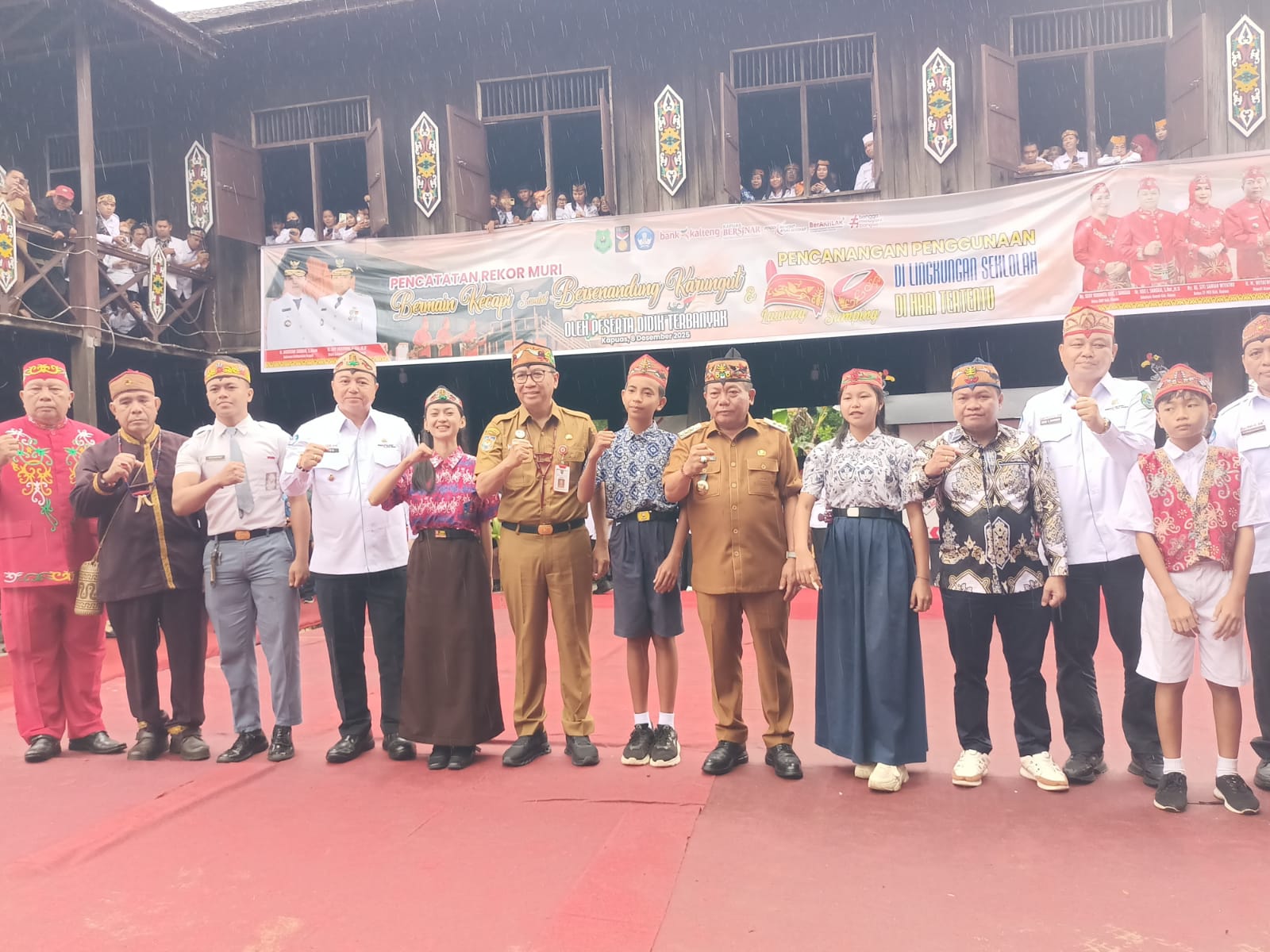 Bupati Kapuas HM Wiyatno saat pencanangan pemakaian lawung dan sumping bagi pelajar di hari tertentu. ART/KALTENG POS