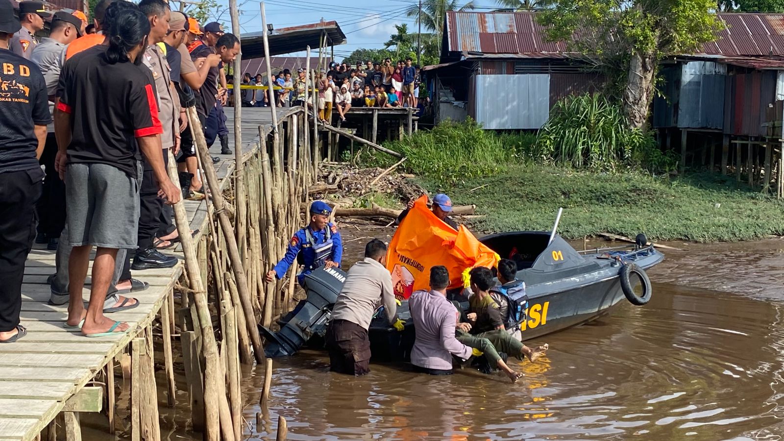 Petugas evakuasi jasad lansia di dekat pelabuhan Fery Pulang Pisau-Kalawa.HUMAS