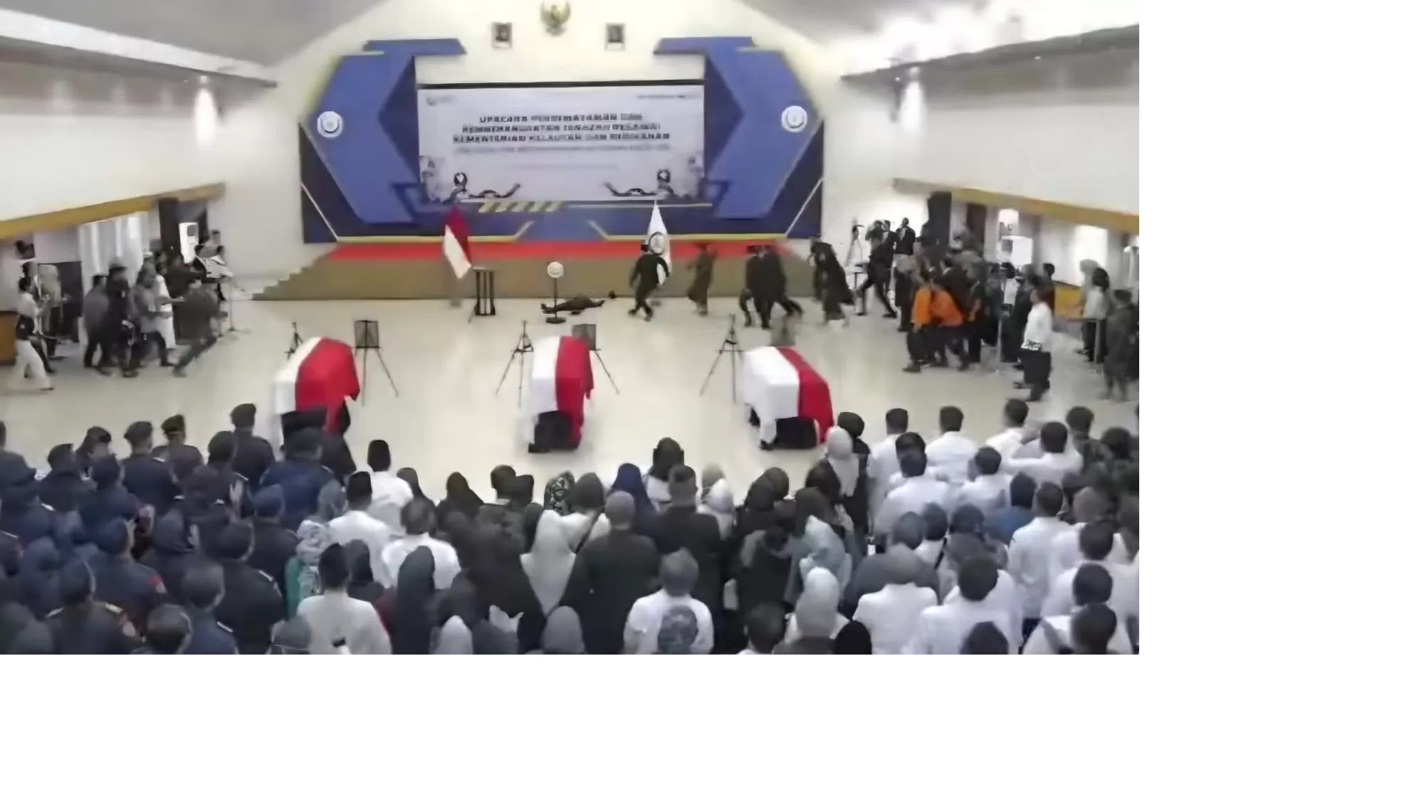 Menteri Kelautan dan Perikanan Sakti Wahyu Trenggono saat memimpin upacara penghormatan dan pelepasan tiga jenazah pegawai Kementerian Kelautan dan Perikanan (KKP) korban kecelakaan pesawat ATR 42-500