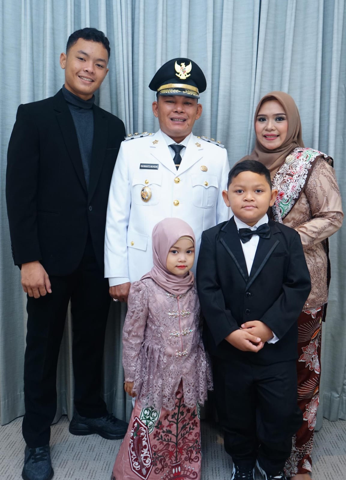 Rahmanto Muhidin bersama istri dan anak-anaknya. DOK PRIBADI