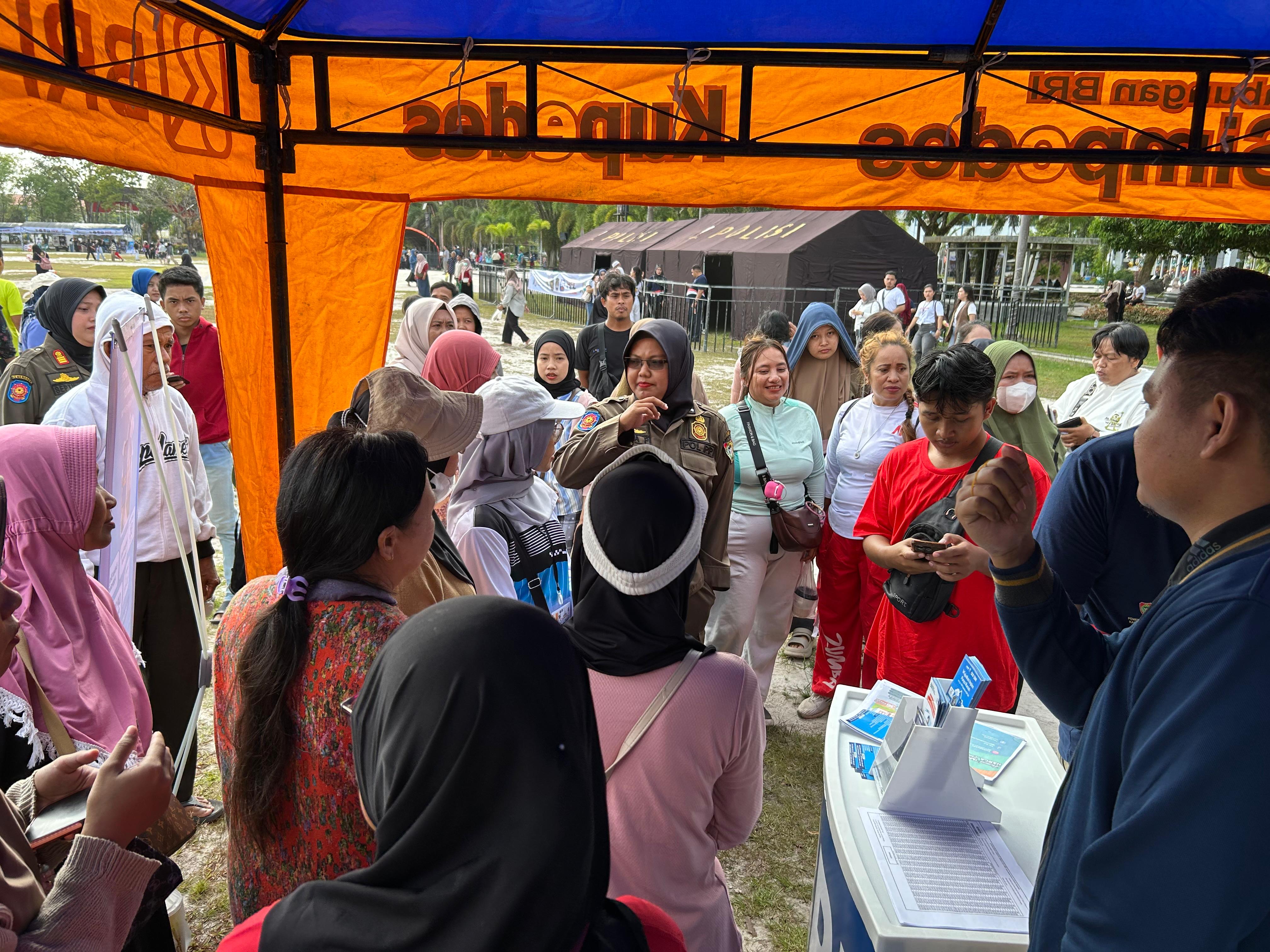 Stand BRI dikunjungi banyak orang.