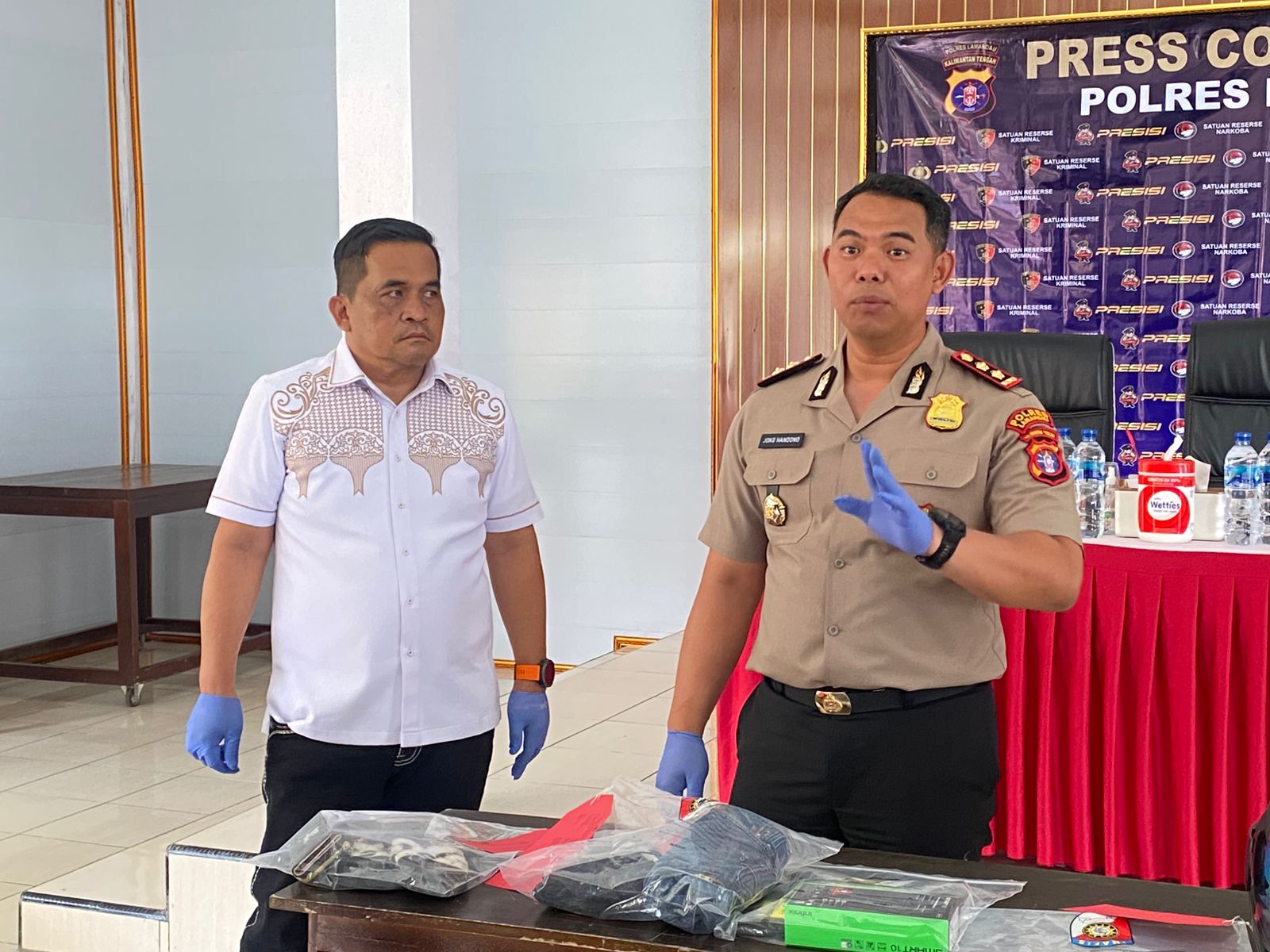 Kapolres Lamandau AKBP Joko Handono, didampingi Kasat Reskrim AKP Jhon DM bongkar kasus pembunuhan.RUSLAN/KALTENG POS