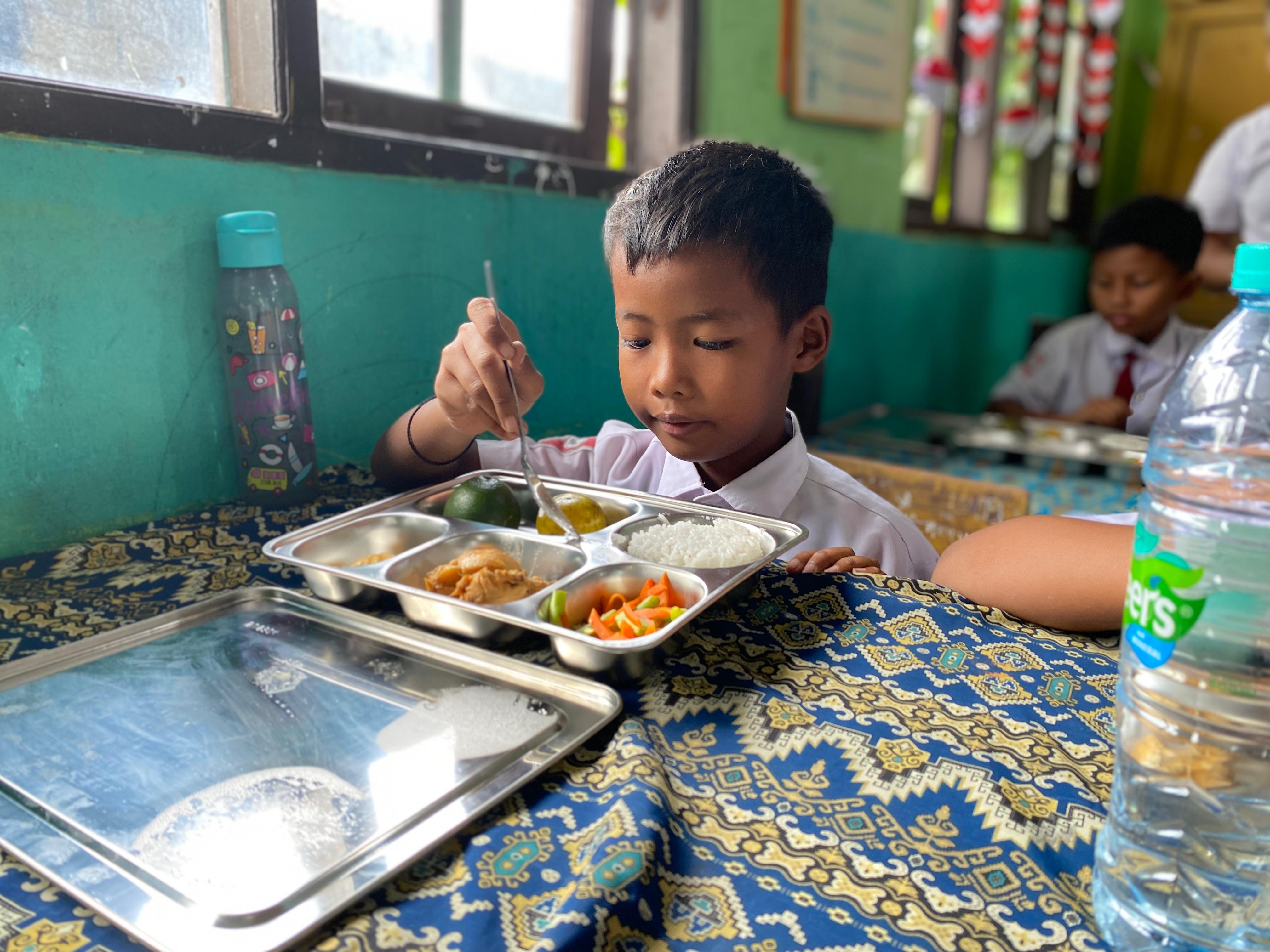 MBG di sekolah yang ada di Sampit.MIFRAH/KALTENGPOS.JAWAPOS.COM