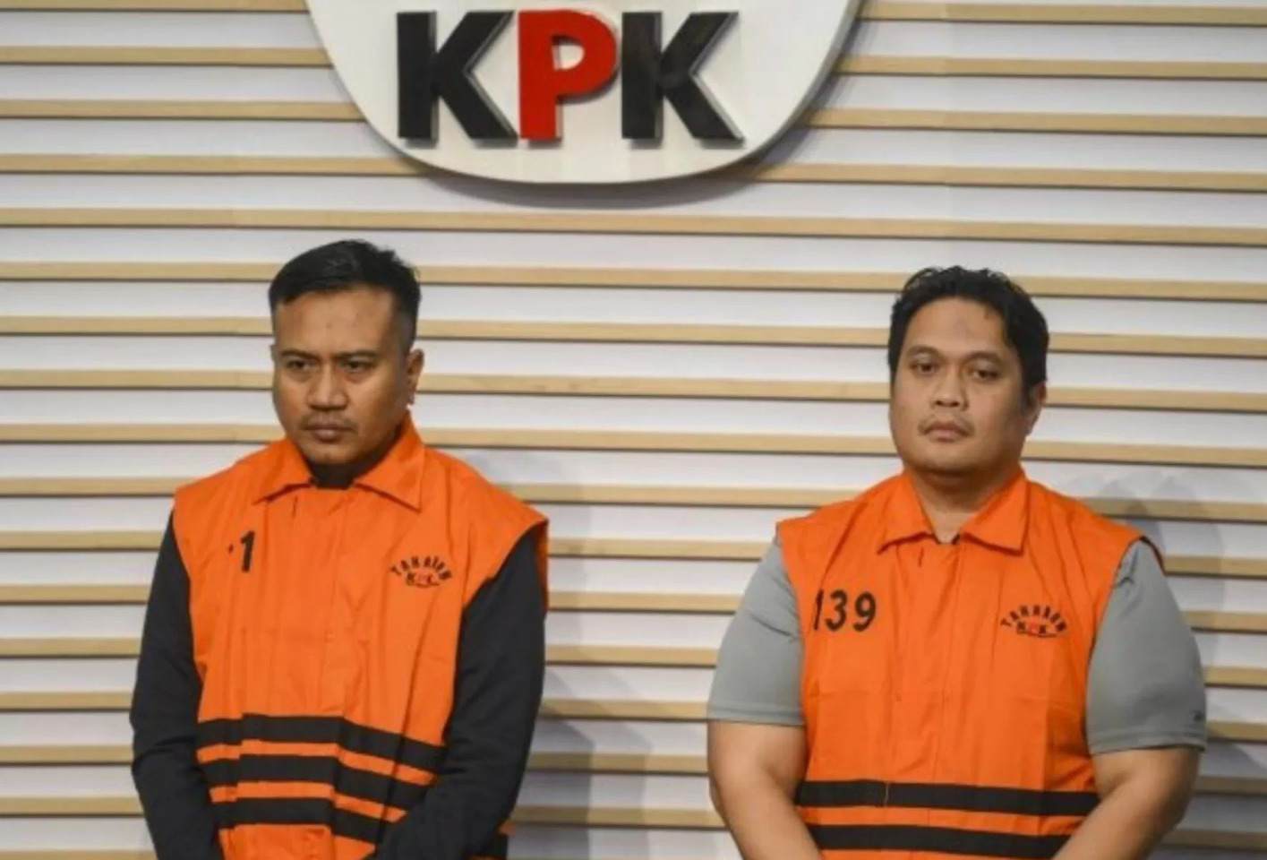 Eks Kepala Kejaksaan Negeri (Kajari) Hulu Sungai Utara (HSU) Albertinus Parlinggoman Napitupulu (kanan) bersama Kasi Intel Kejari HSU Asis Budianto (kiri) mengenakan rompi tahanan. (Antara)