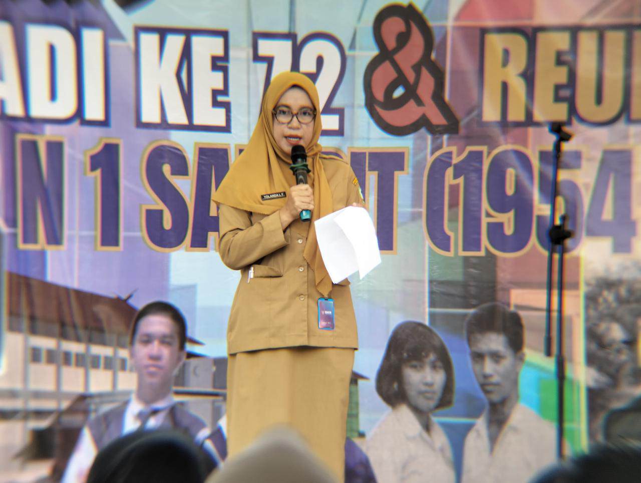 Plt Kadisdik Kotim, Yolanda Lonita Fenisia umumkan 11 SMP dapat bantuan.