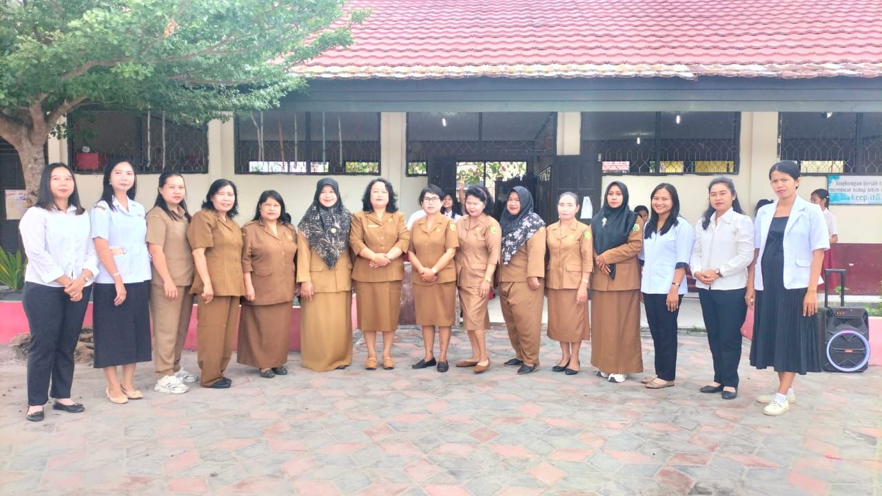 Deretan para tenaga pendidik SDN 13 Palangka yang raih gelar Sekolah Rujukan Google, Sabtu (24/1/2026). SHAFA KAMILA/KALTENG POS