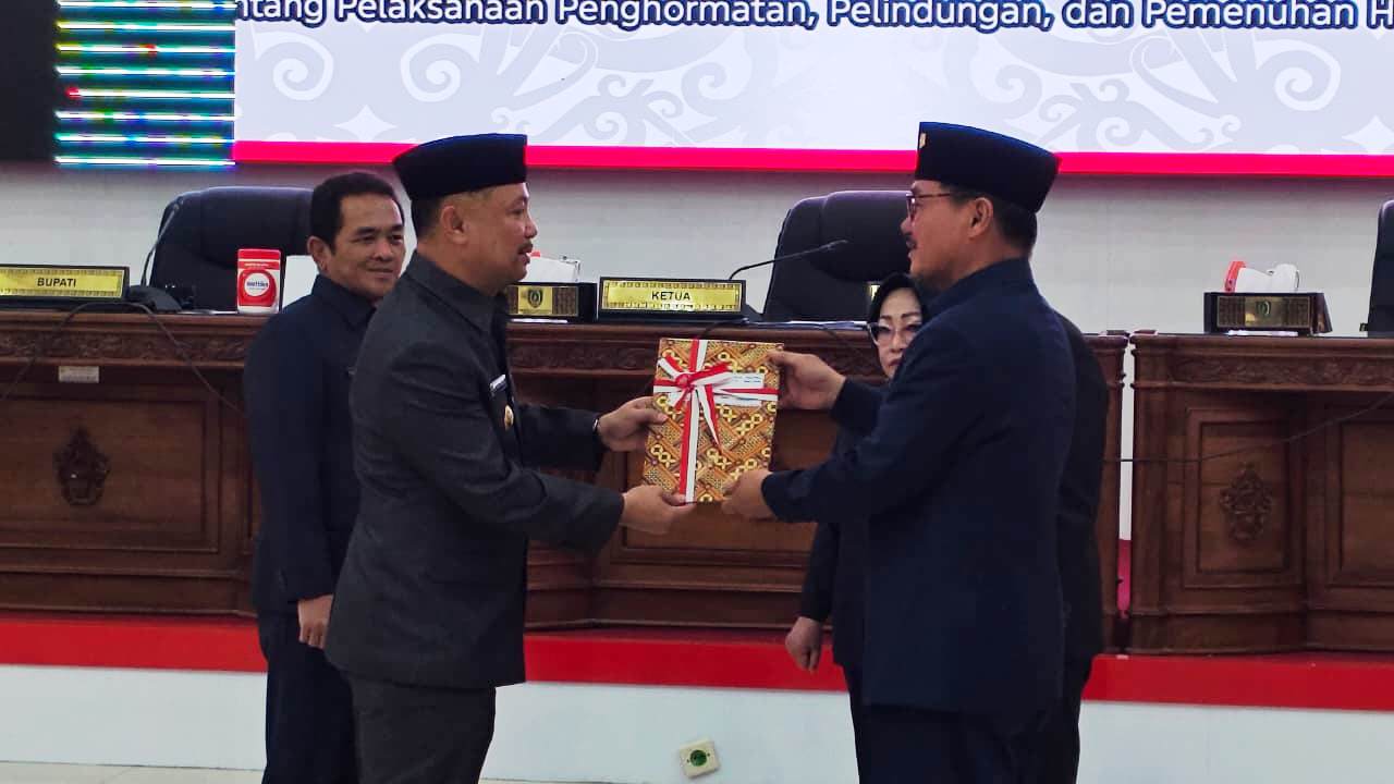 Bupati Barsel Eddy Raya Samsuri menyerahkan dua ranperda yang diterima langsung oleh Ketua DPRD Barsel. DENAR/KALTENG POS