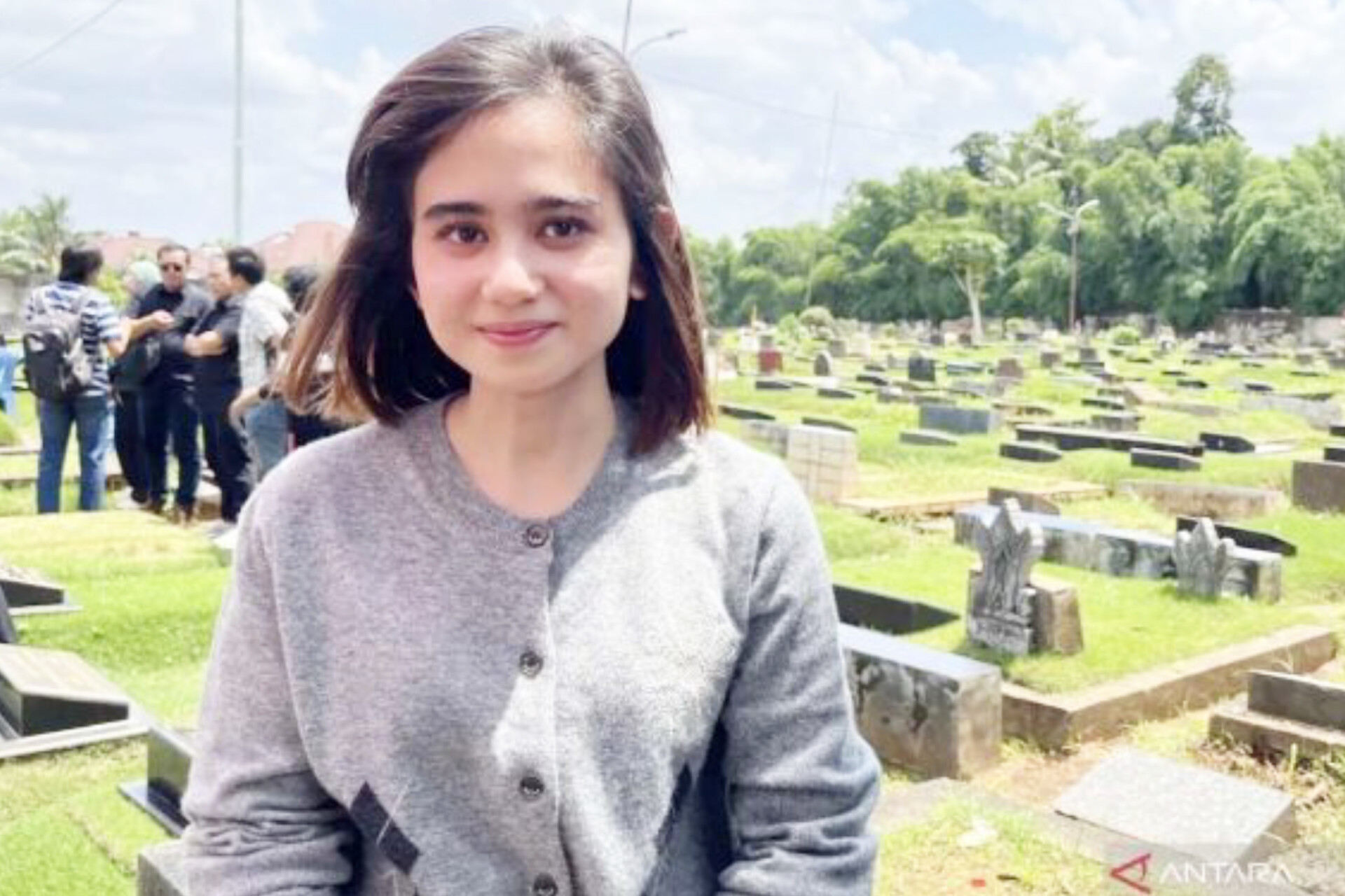 Aktris sekaligus penyanyi Tissa Biani saat hadiri proses pemakaman Lucky Widja, di TPU Jeruk Purut, Jakarta Selatan, pada Senin (26/1/2026). ANTARA