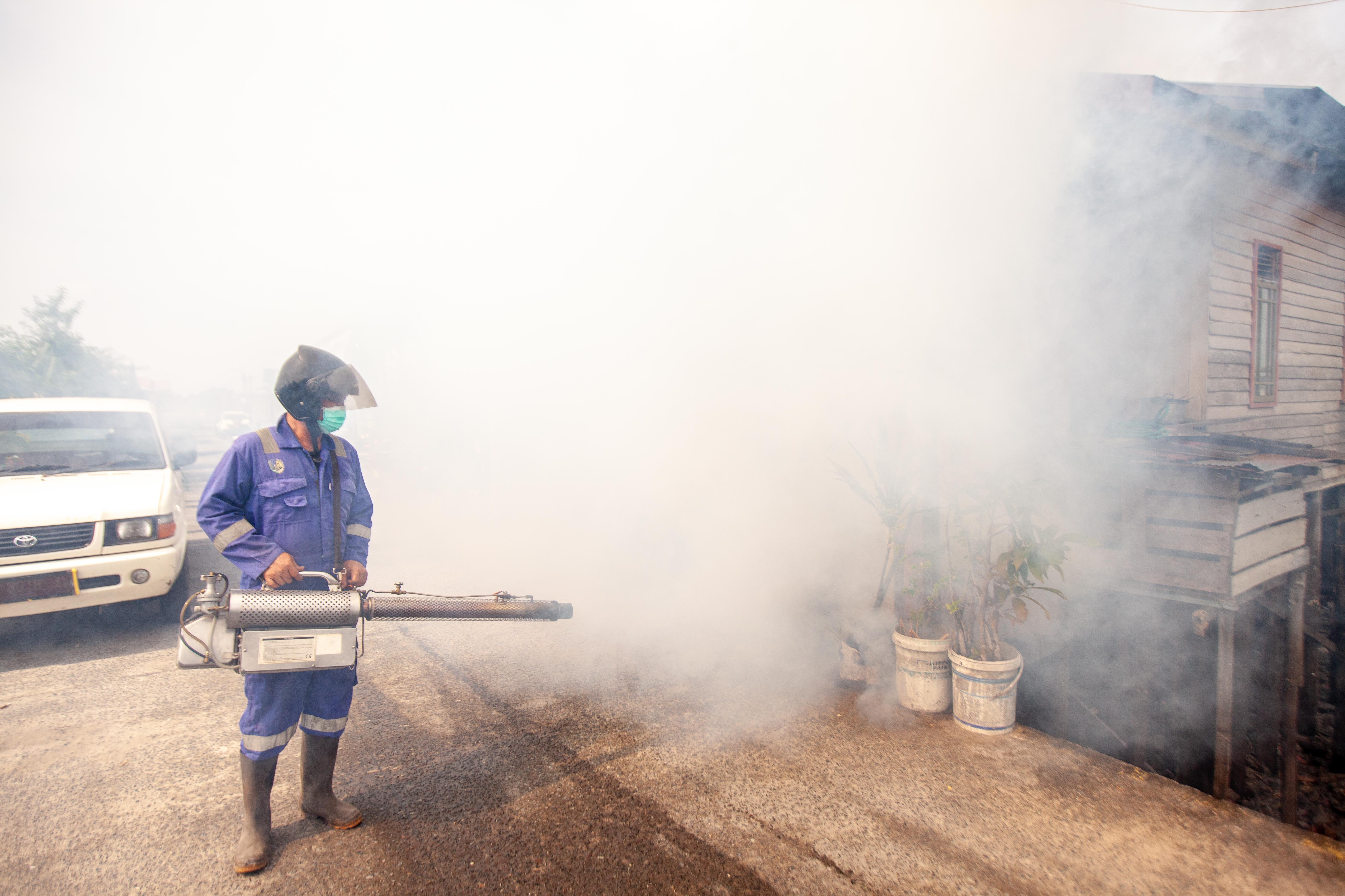 &nbsp;  Petugas melakukan fogging di Jalan Mendawai Palangka Raya pada Senin (26/1/2026). ARIEF PRATHAMA/KALTENG POS  &nbsp;