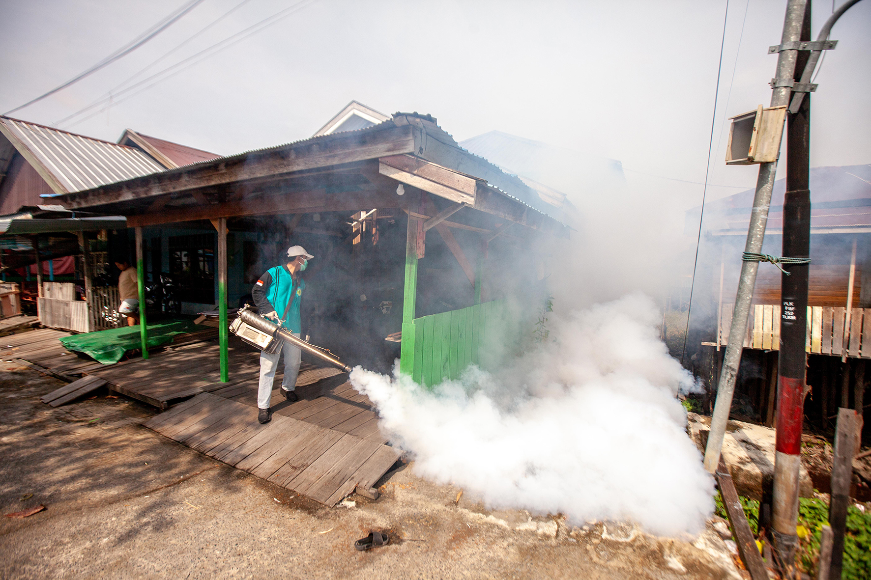 Petugas melakukan fogging di Jalan Mendawai Palangka Raya pada Senin (26/1/2026). ARIEF PRATHAMA/KALTENG POS  &nbsp;