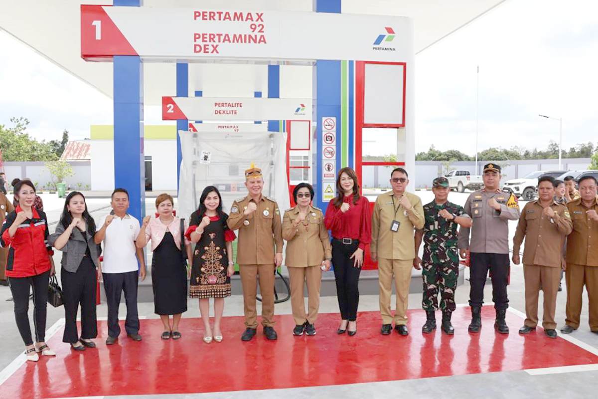 Bupati Gumas, Jaya S Monong bersama istrinya sedang memotong pita tanda SPBU Kampuri mulai beroperasi, Senin (26/1). KOMINFO