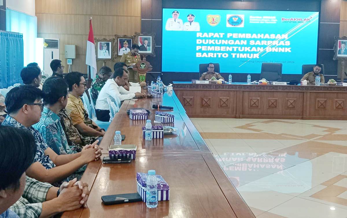 Bupati Bartim, Muhammad Yamin didampingi Wabup Adi Mula Nakalelu ketika menggelar rapat berkaitan persiapan Sarpras pembentukan BNNK, Senin (26/1). IST