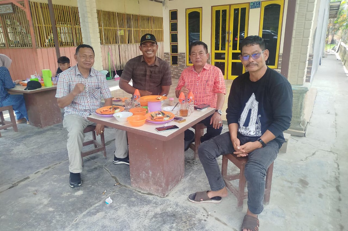 Anggota DPRD Kapuas Suprianto mendampingi Bupati Kapuas H Wiyatno saat meninjau pembangunan di Kecamatan Tamban Catur.
