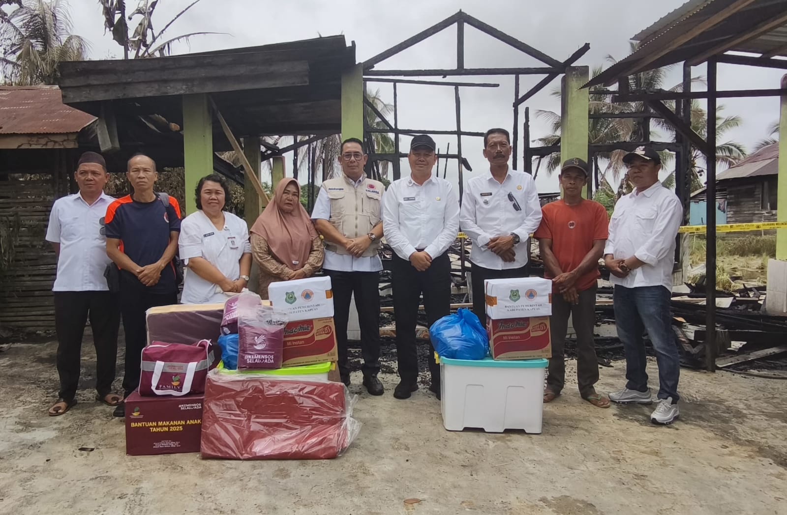 Sekda Kapuas Dr Usis I Sangkai menyalurkan bantuan kebutuhan dasar kepada korban kabakaran di Tamban Catur