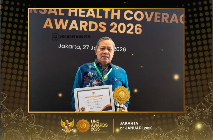 Pj Sekretaris Daerah Kotim, Umar Kaderi dengan penghargaannya.DOK PRIBADI