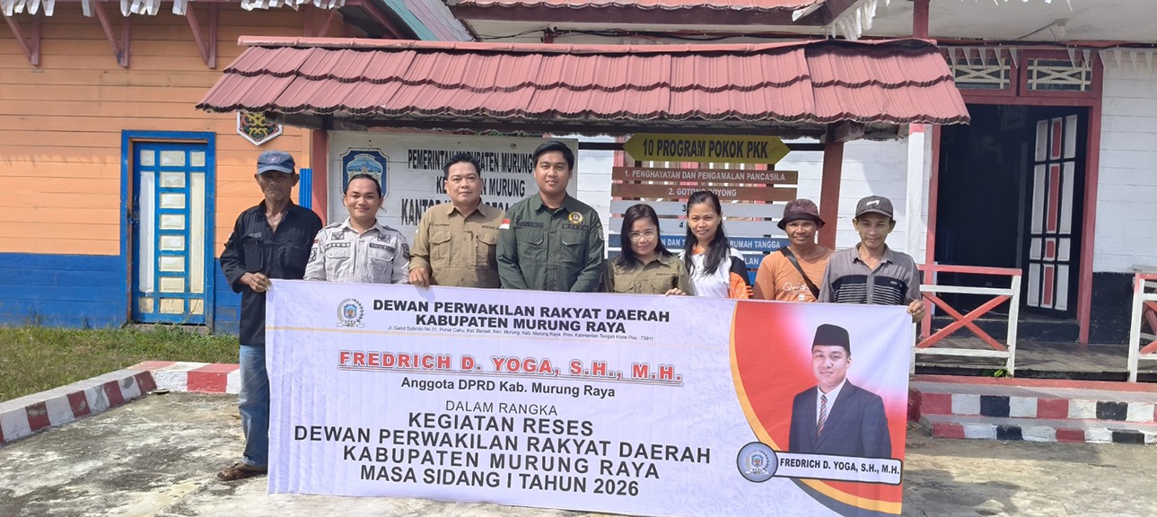 Anggota DPRD Mura, Fredrich Dominggus Yoga foto bersama saat melakukan reses di Desa Penyang, Sabtu (24/1/2026).