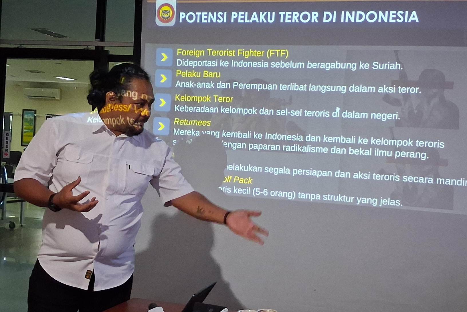 Iptu Ganjar Satriyono nemaparkan materi soal radikalisme dan terorisme.AGUS PRAMONO/KALTENGPOS.JAWAPOS.COM