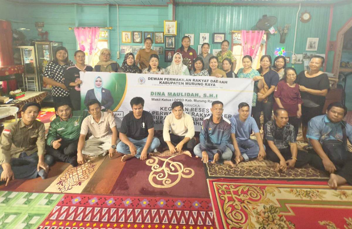 Wakil Ketua I DPRD Mura, Dina Maulidah foto bersama dengan warga  Dirung Bakung saat melakukan reses.