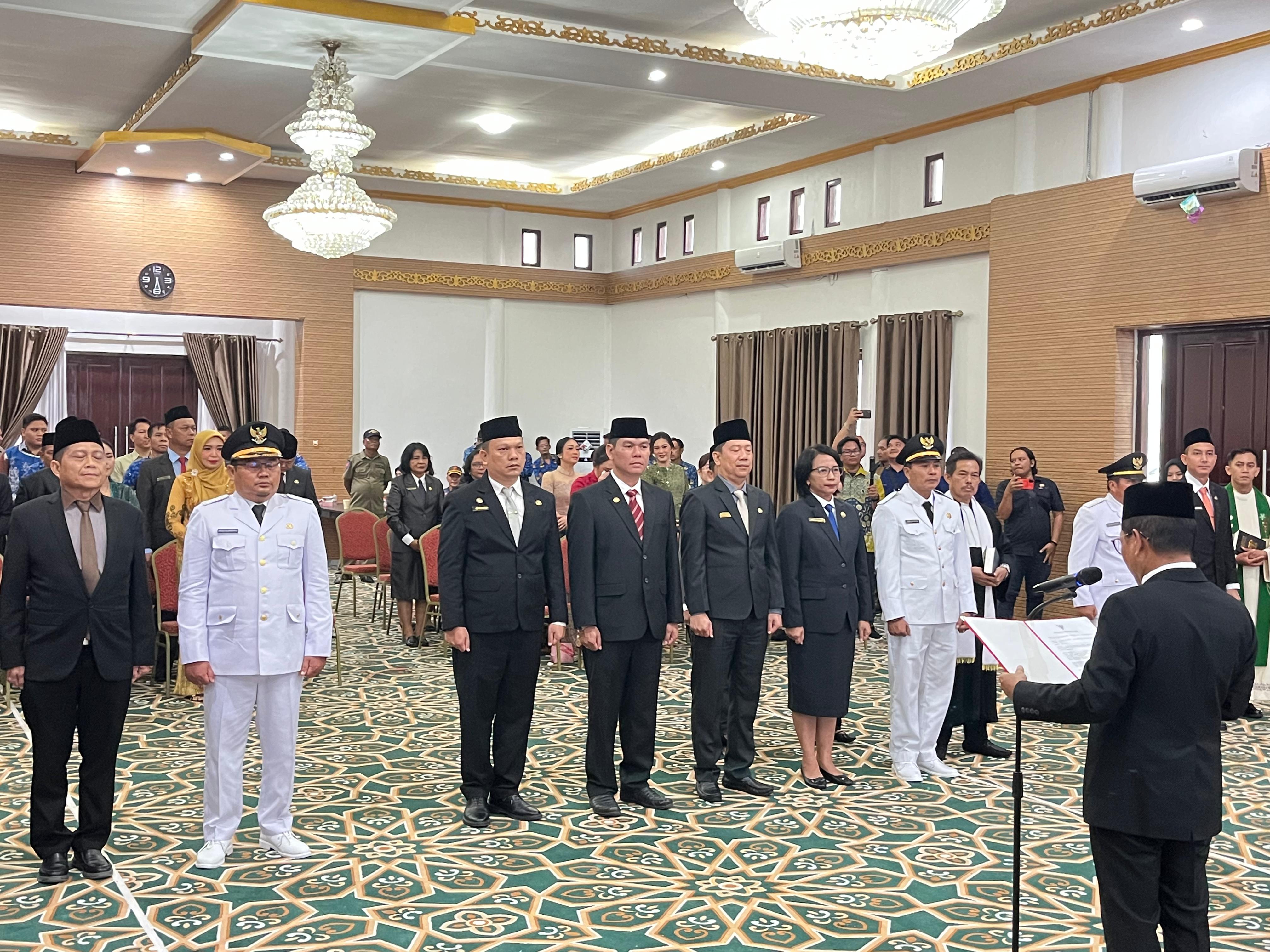 Heriyus saat memimpin pengambilan sumpah jabatan kepada para pejabat yang dilantik.