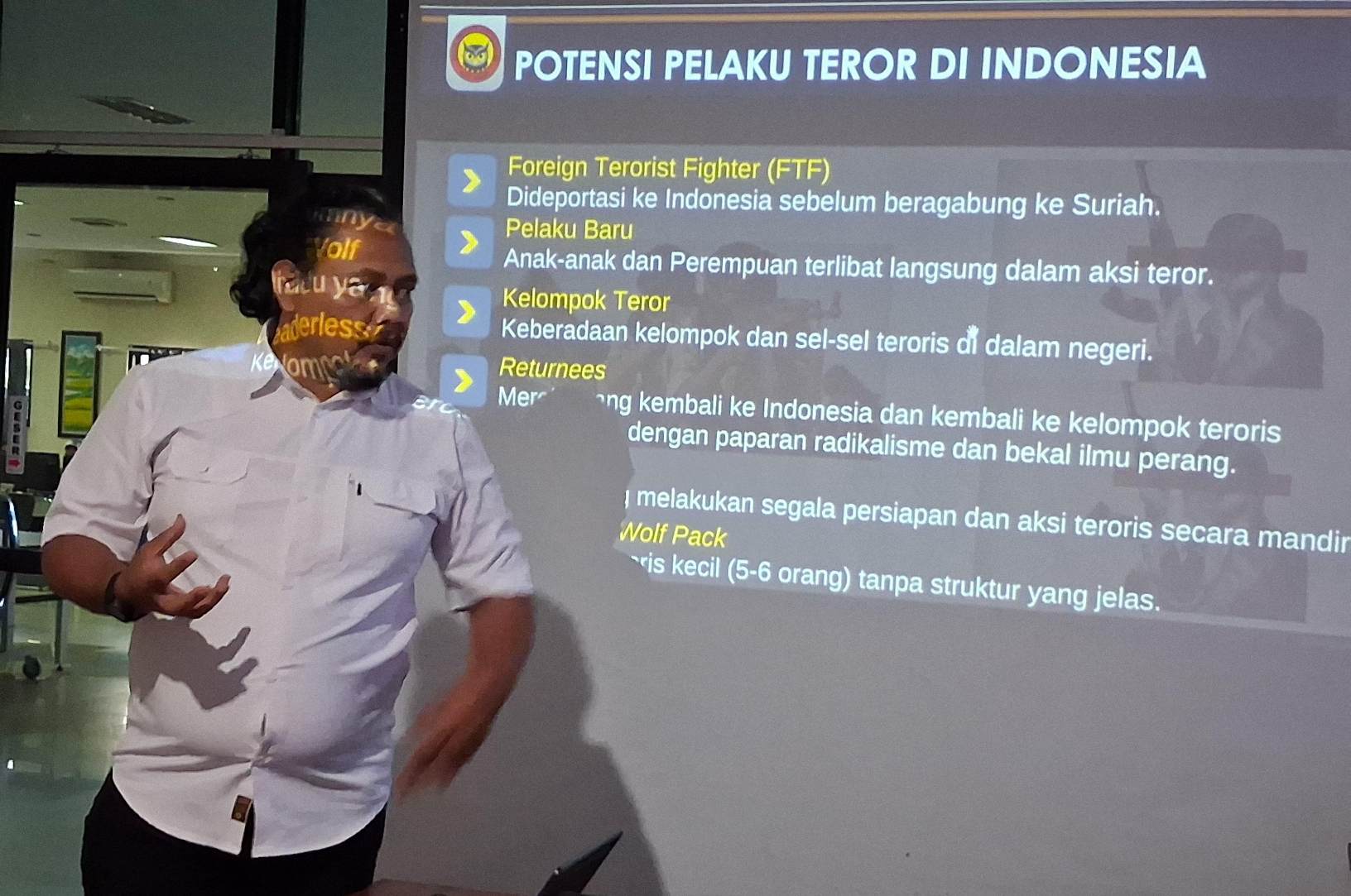 Iptu Ganjar Satriyono nemaparkan materinsoal radikalisme dan terorisme.AGUS PRAMONO/KALTENGPOS.JAWAPOS.COM