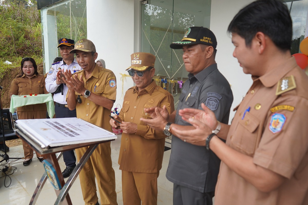 Bupati Mura, Heriyus melakukan penandatanganan peresmian kantor Kelurahan Saripoi