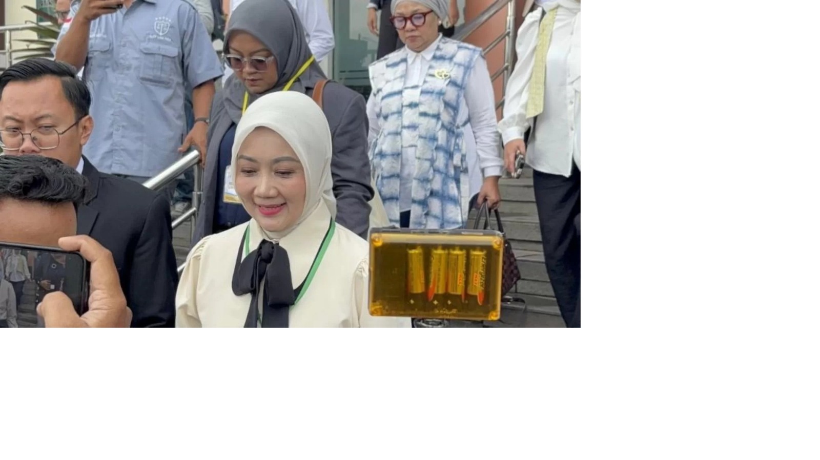 Anggota DPR RI Atalia Praratya menghadiri sidang lanjutan gugatan cerai terhadap mantan Gubernur Jawa Barat Ridwan Kamil di Pengadilan Agama Bandung, Rabu (31/12). (Rubby Jovan/Antara)