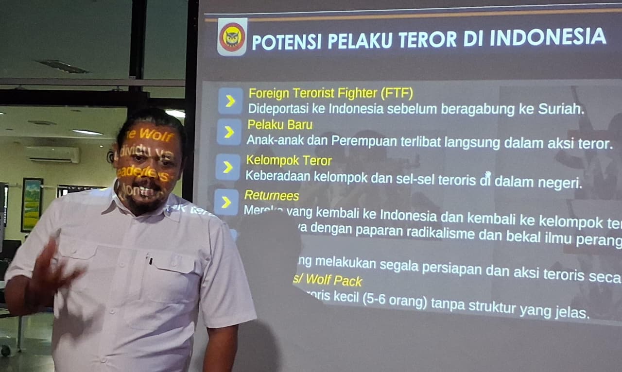 Iptu Ganjar Satriyono memaparkan materi soal radikalisme dan terorisme.AGUS PRAMONO/KALTENGPOS.JAWAPOS.COM