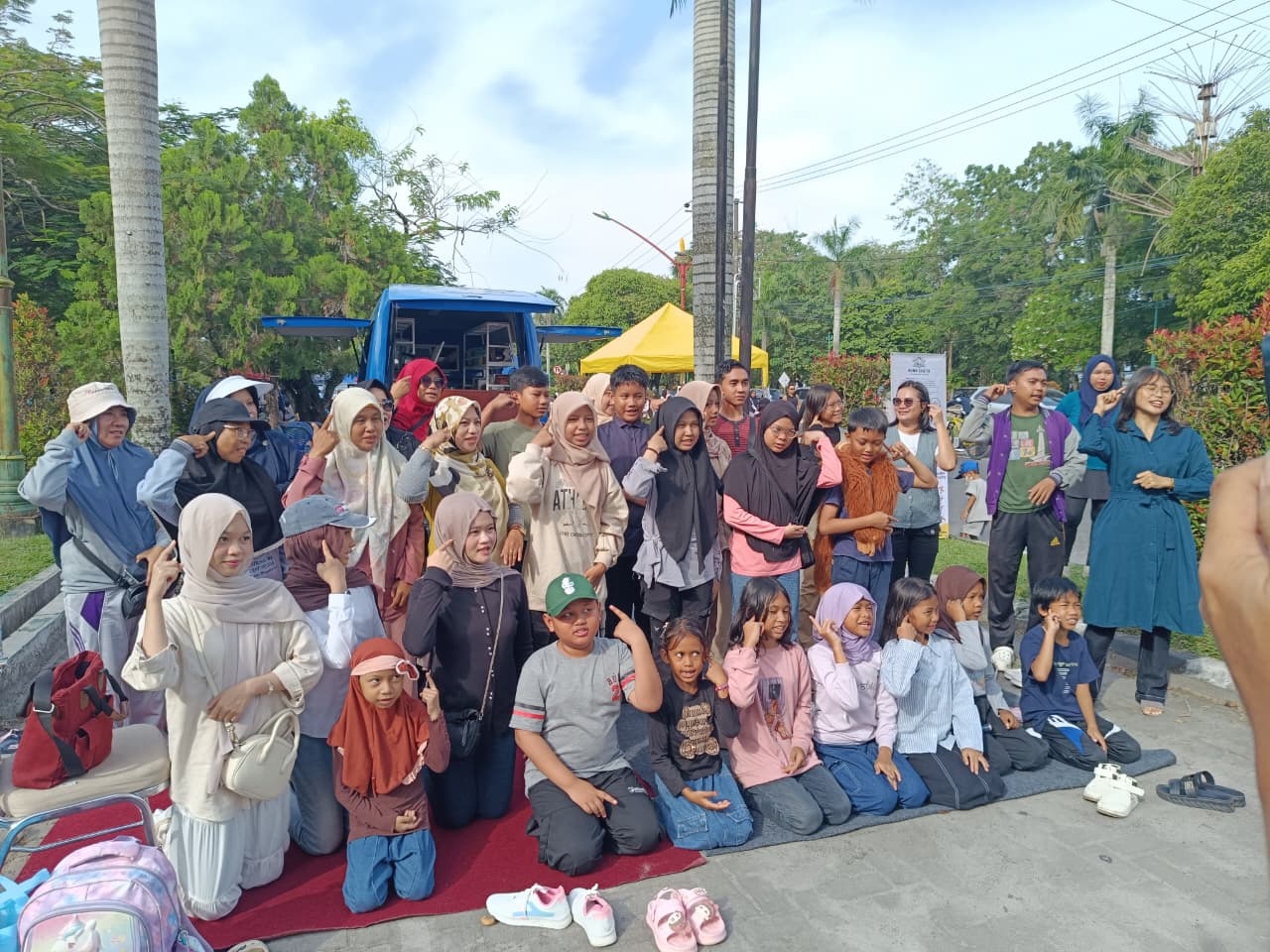 Anak-anak, relawan, serta pengurus Komunitas Literasi Inklusif Huma Sarita Kalteng foto bersama usai kegiatan. DISPURSIP for  KALTENG POS